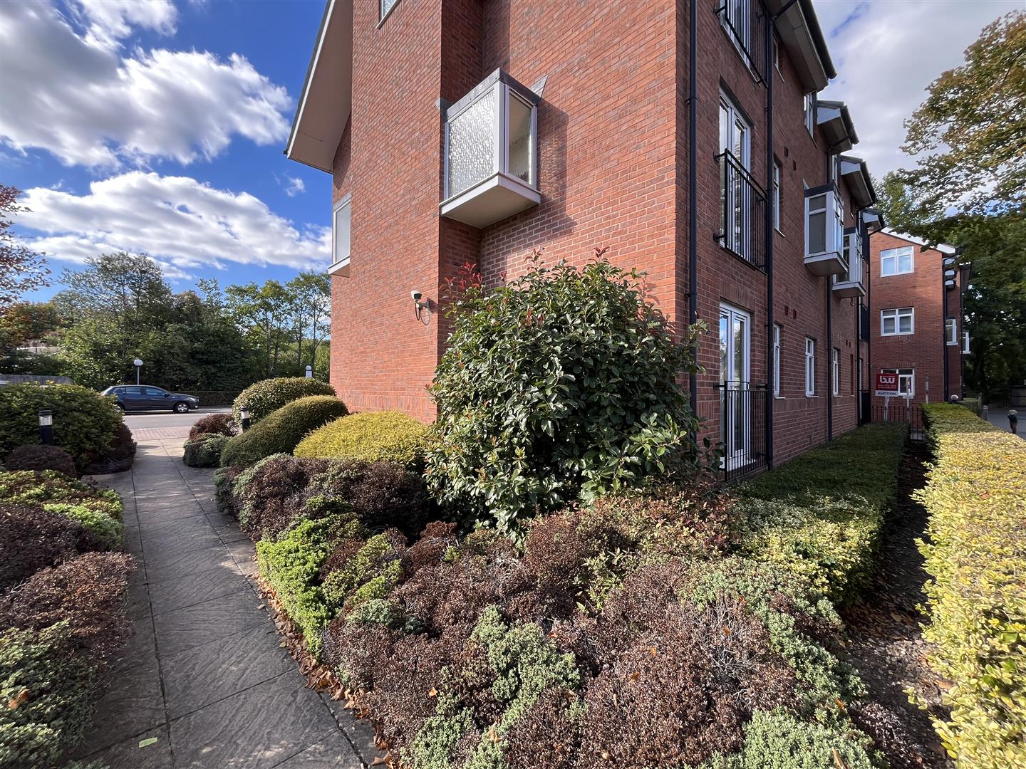 Woodville Ct, Coventry Road, (Handy for Rail Station!) Warwick 3